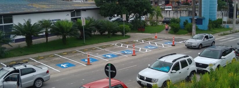 Prefeitura revitaliza demarcação de vagas de estacionamento em frente à Sepedi