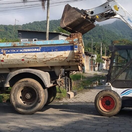 Regiões Centro e Norte de Caraguatatuba recebem serviços de limpeza de ruas