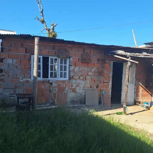 Prefeitura de Caraguatatuba realiza demolição de imóvel irregular no bairro Golfinhos