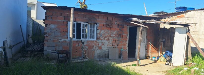 Prefeitura de Caraguatatuba realiza demolição de imóvel irregular no bairro Golfinhos