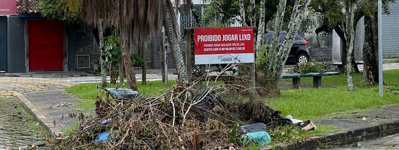 Prefeitura de Caraguatatuba instala 60 placas proibindo descarte irregular de resíduos em pontos da cidade