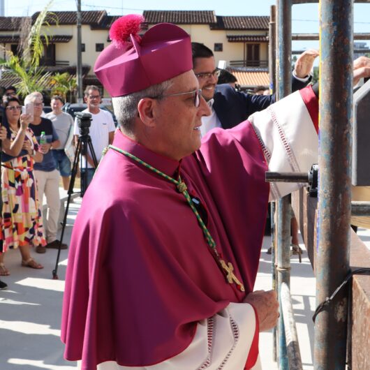 Prefeitura entrega reforma da nova Praça do Divino durante cerimônia de Jubileu de Prata de Diocese de Caraguatatuba