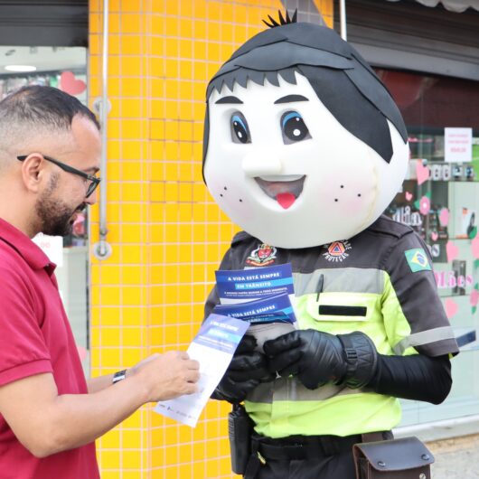 Agente Ciente é o novo mascote do Maio Amarelo em Caraguatatuba