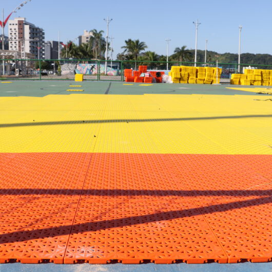 Quadra de basquete da Praça Ton Ferreira ganha novo piso