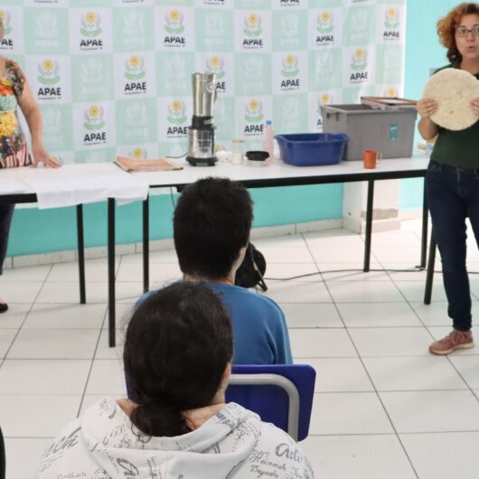 Prefeitura de Caraguatatuba realiza oficina de papel artesanal para alunos da APAE