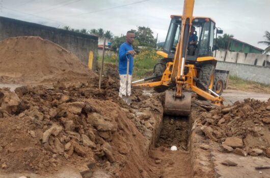 Prefeitura de Caraguatatuba instala melhorias na drenagem de avenida no Balneário dos Golfinhos