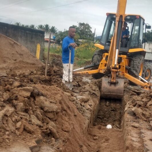 Prefeitura de Caraguatatuba instala melhorias na drenagem de avenida no Balneário dos Golfinhos