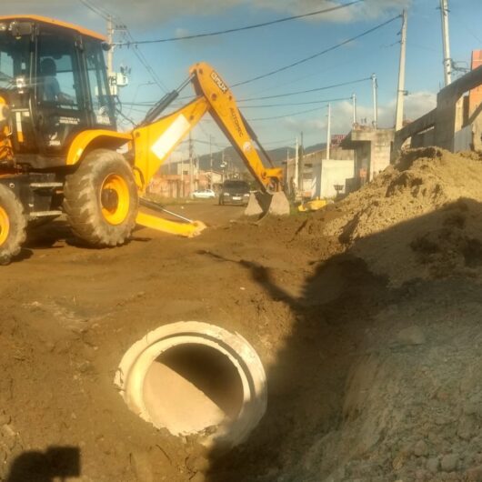 Prefeitura de Caraguatatuba amplia sistema de drenagem em rua do Morro do Algodão