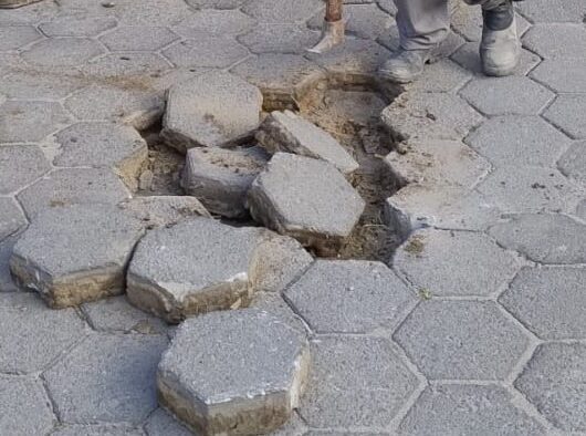 Prefeitura de Caraguatatuba leva serviços de nivelamento e tapa-buracos em ruas do Morro do Algodão