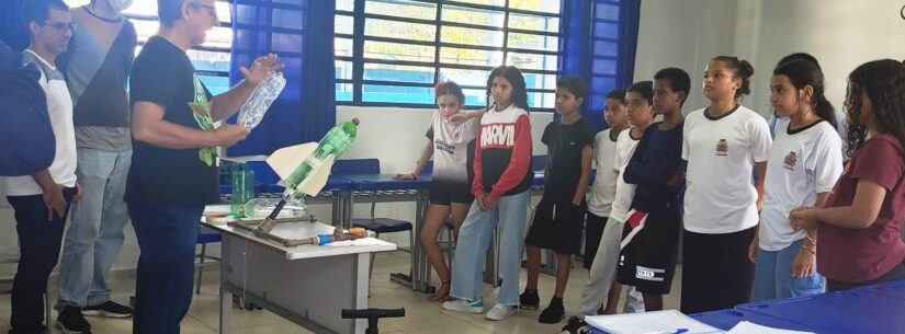 Alunos do 6º ano da EMEF Professor Auracy Mansano aprendem e se divertem com lançamento de foguete de garrafa pet