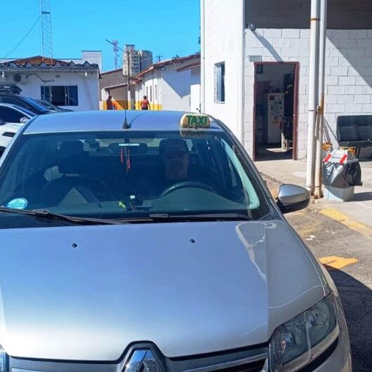 Agentes de trânsito de Caraguatatuba iniciam fiscalização nos táxis do município Agentes de trânsito de Caraguatatuba iniciam fiscalização nos táxis do município