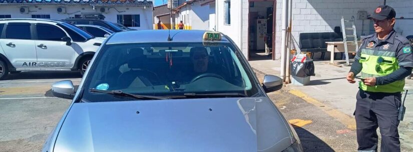 Agentes de trânsito de Caraguatatuba iniciam fiscalização nos táxis do município Agentes de trânsito de Caraguatatuba iniciam fiscalização nos táxis do município