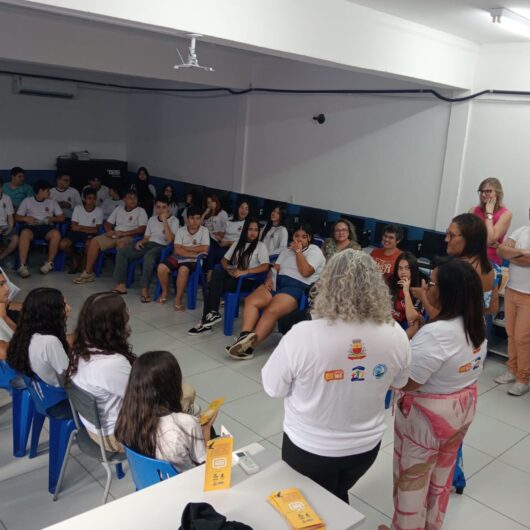 Alunos de escola municipal participam de palestra sobre combate à violência sexual na Campanha Maio Laranja