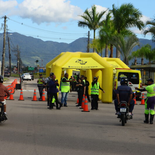 Caraguatatuba e DER promovem ação de prevenção a acidentes dentro do Maio Amarelo na rodovia SP 55 Caraguatatuba e DER promovem ação de prevenção a acidentes dentro do Maio Amarelo na rodovia SP 55