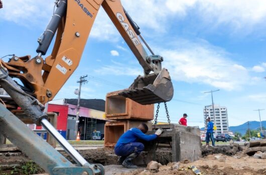 Galeria pluvial no bairro Golfinhos é desobstruída e recebe aduelas para melhora da drenagem na região Galeria pluvial no bairro Golfinhos é desobstruída e recebe aduelas para melhora da drenagem na região