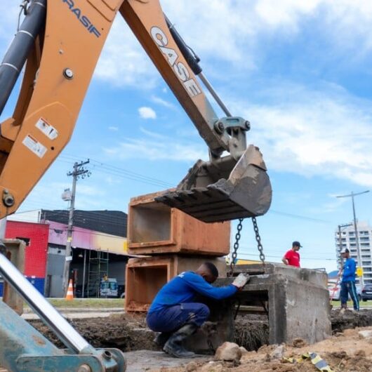 Galeria pluvial no bairro Golfinhos é desobstruída e recebe aduelas para melhora da drenagem na região Galeria pluvial no bairro Golfinhos é desobstruída e recebe aduelas para melhora da drenagem na região