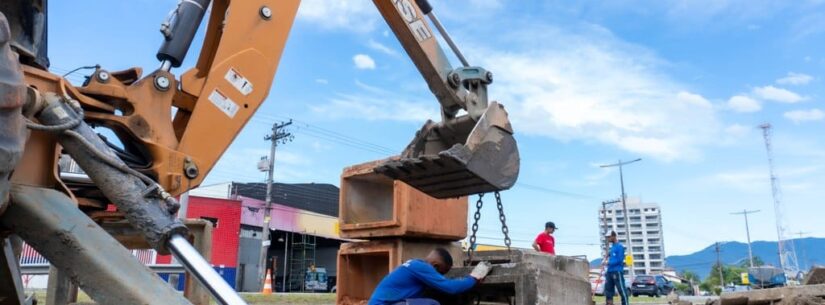 Galeria pluvial no bairro Golfinhos é desobstruída e recebe aduelas para melhora da drenagem na região Galeria pluvial no bairro Golfinhos é desobstruída e recebe aduelas para melhora da drenagem na região