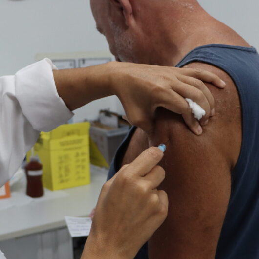 Caraguatatuba amplia campanha de vacinação contra gripe para população geral Caraguatatuba amplia campanha de vacinação contra gripe para população geral
