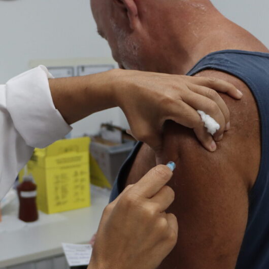 Dia D de vacinação contra gripe aplica mais de 500 doses e Saúde orienta população a se imunizar Dia D de vacinação contra gripe aplica mais de 500 doses e Saúde orienta população a se imunizar