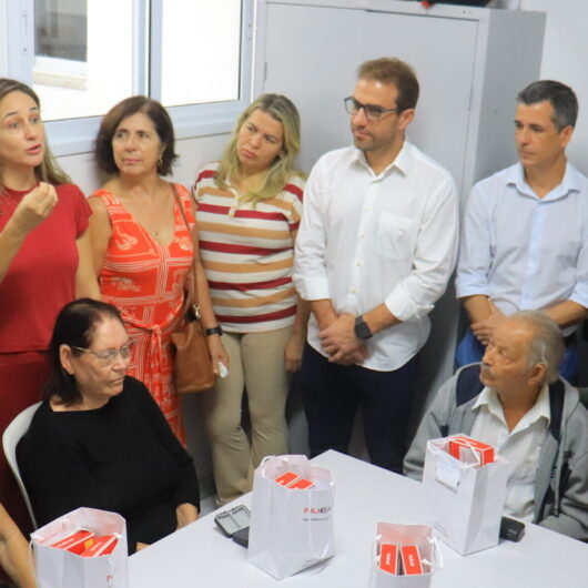 Pacientes recebem kits de aparelhos auditivos em Caraguatatuba Pacientes recebem kits de aparelhos auditivos em Caraguatatuba