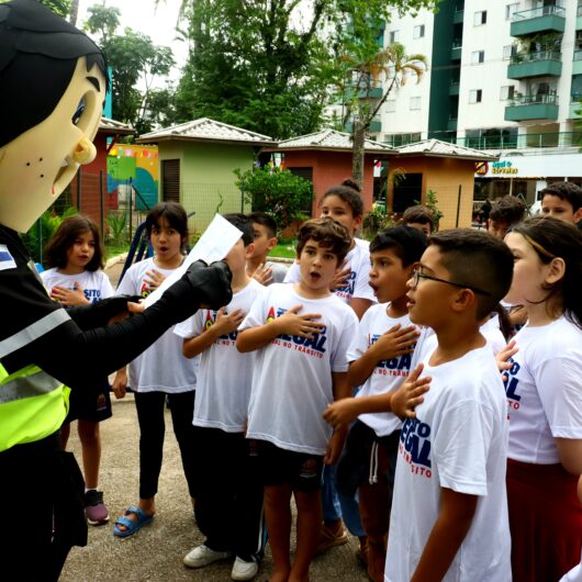 Alunos do Rio do Ouro participam de Blitz Educativa na Avenida da Praia Alunos do Rio do Ouro participam de Blitz Educativa na Avenida da Praia