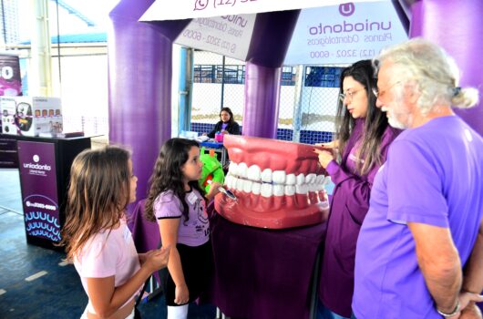 Projeto “Dentista na Escola” reúne pais e filhos das escolas municipais da Zona Sul de Caraguatatuba Projeto “Dentista na Escola” reúne pais e filhos das escolas municipais da Zona Sul de Caraguatatuba