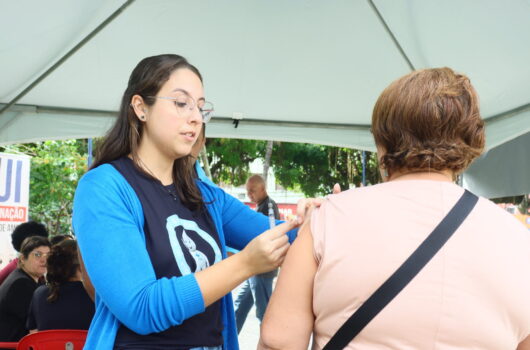 Vacinação contra gripe para público geral segue até sábado na Praça Dr. Cândido Mota em Caraguatatuba Vacinação contra gripe para público geral segue até sábado na Praça Dr. Cândido Mota em Caraguatatuba
