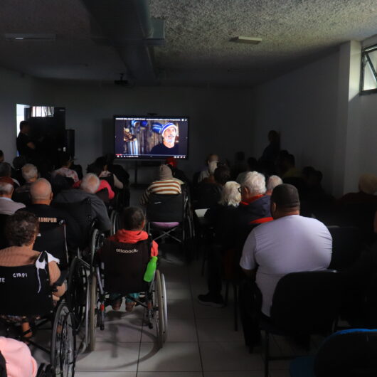 Documentário resgata memórias de Caraguatatuba em sessão dedicada a idosos e pessoas com deficiência Documentário resgata memórias de Caraguatatuba em sessão dedicada a idosos e pessoas com deficiência
