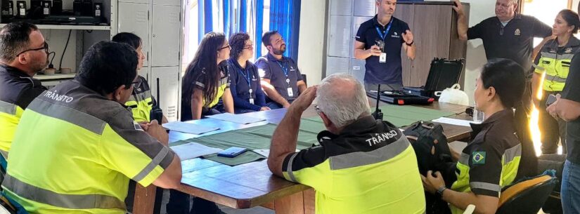 Agentes de trânsito passam por capacitação com instrutores do Detran para uso do bafômetro em blitz de combate à alcoolemia Agentes de trânsito passam por capacitação com instrutores do Detran para uso do bafômetro em blitz de combate à alcoolemia