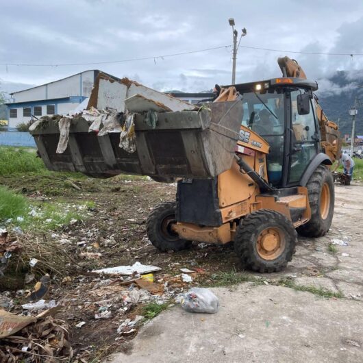 Secretaria de Serviços Públicos segue com limpeza descentralizada em diversos bairros de Caraguatatuba Secretaria de Serviços Públicos segue com limpeza descentralizada em diversos bairros de Caraguatatuba