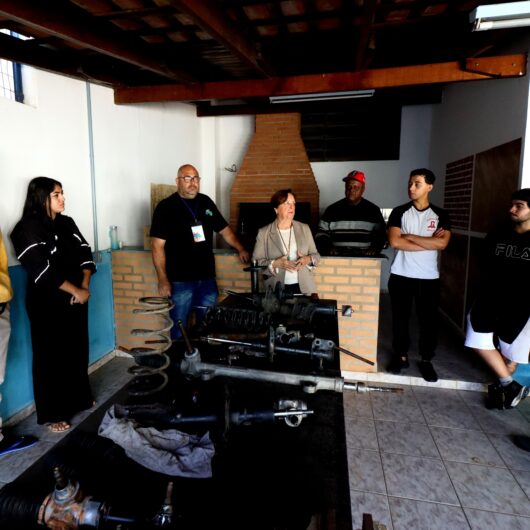 Alunos do Curso de Mecânica Automotiva Básica participam de aula prática em Caraguatatuba Alunos do Curso de Mecânica Automotiva Básica participam de aula prática em Caraguatatuba