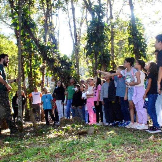 Projeto piloto “Colônia de Férias” leva crianças do residencial Getuba ao Parque Estadual Serra do Mar em Caraguatatuba