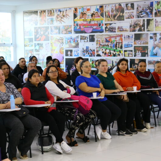 Cozinheiras da rede municipal participam de capacitação sobre boas práticas e segurança alimentar