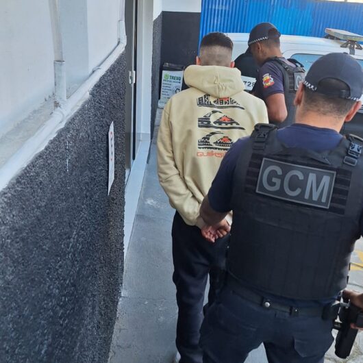 GCM de Caraguatatuba prende dupla em flagrante por roubo na região central GCM de Caraguatatuba prende dupla em flagrante por roubo na região central