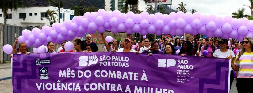 Caminhada de combate à violência contra a mulher no Agosto Lilás reúne centenas de pessoas no Centro de Caraguatatuba