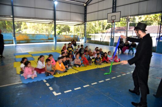 Caraguatatuba leva encanto e cultura às escolas com projeto “Escolas Mágicas”