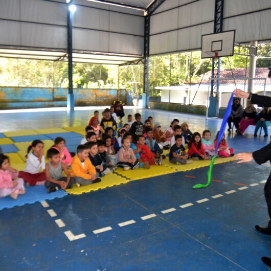 Caraguatatuba leva encanto e cultura às escolas com projeto “Escolas Mágicas” Caraguatatuba leva encanto e cultura às escolas com projeto “Escolas Mágicas”