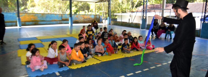 Caraguatatuba leva encanto e cultura às escolas com projeto “Escolas Mágicas”
