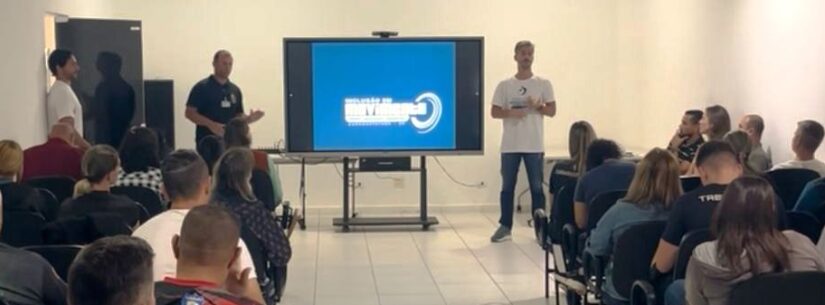 Equipe do Programa Inclusão e Movimento ministra capacitação para professores de Educação Física em Caraguatatuba