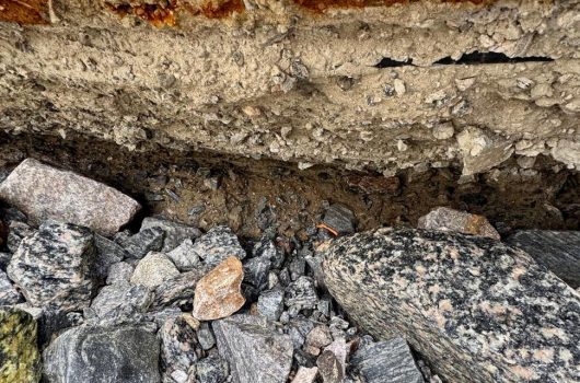 Governo Municipal interdita acesso ao Molhe do Rio Juqueriquerê por risco estrutural Governo Municipal interdita acesso ao Molhe do Rio Juqueriquerê por risco estrutural