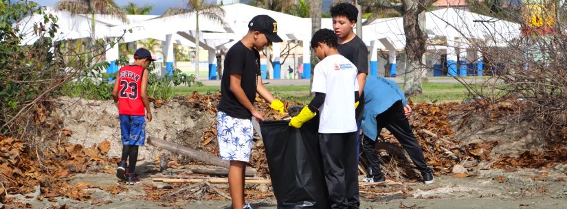 Mais de 170 quilos de lixo são recolhidos durante ação de limpeza na Praia do Porto Novo