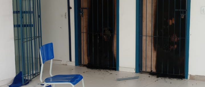Portas do Centro de Referência para Inclusão Escolar e Social no Perequê-Mirim são incendiadas