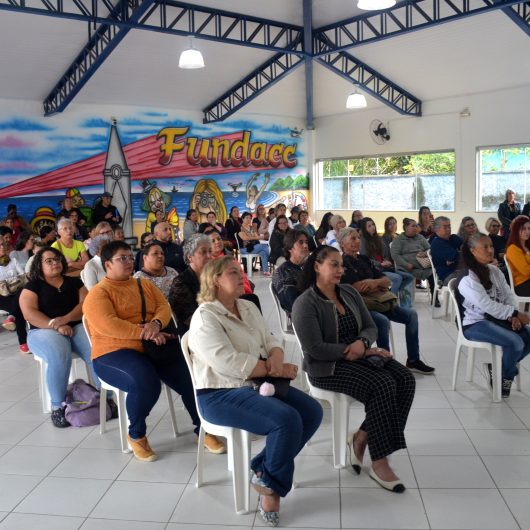 Caraguatatuba entrega carteiras de registro a 62 artesãos e fortalece setor de economia criativa
