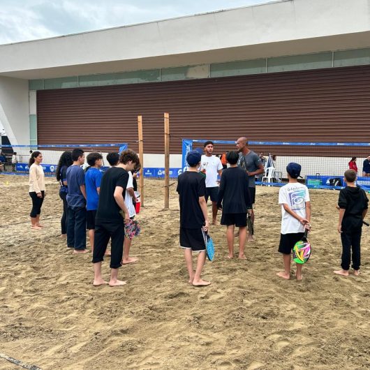 Estudantes do Cide Tinga participam clínica de beach tennis durante Pan-Americano em Caraguatatuba