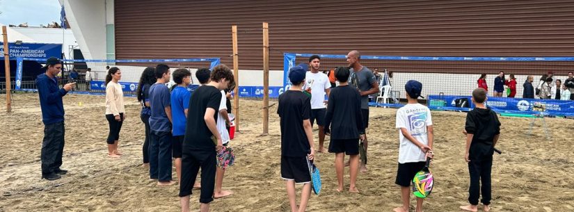 Estudantes do Cide Tinga participam clínica de beach tennis durante Pan-Americano em Caraguatatuba
