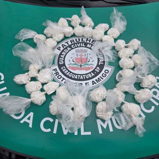 Homem é preso pela Guarda Civil de Caraguatatuba com mais de duas mil porções de cocaína Homem é preso pela Guarda Civil de Caraguatatuba com mais de duas mil porções de cocaína