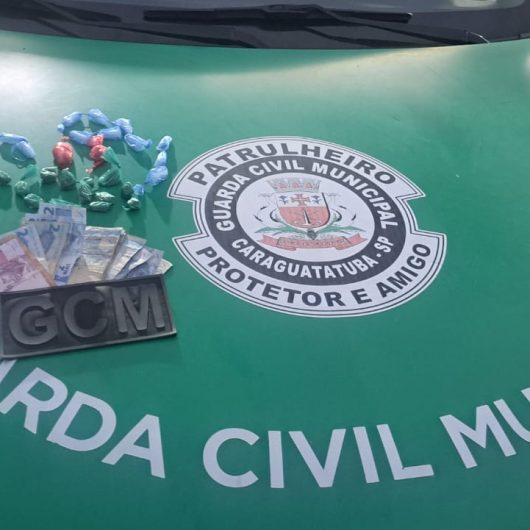 Guarda Civil de Caraguatatuba prende homem em flagrante por tráfico de drogas