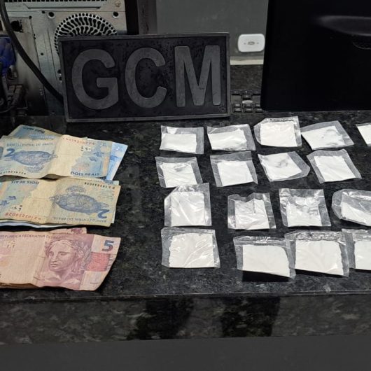 Homem é preso com porções de cocaína após tentar fugir da Guarda Civil de Caraguatatuba Homem é preso com porções de cocaína após tentar fugir da Guarda Civil de Caraguatatuba