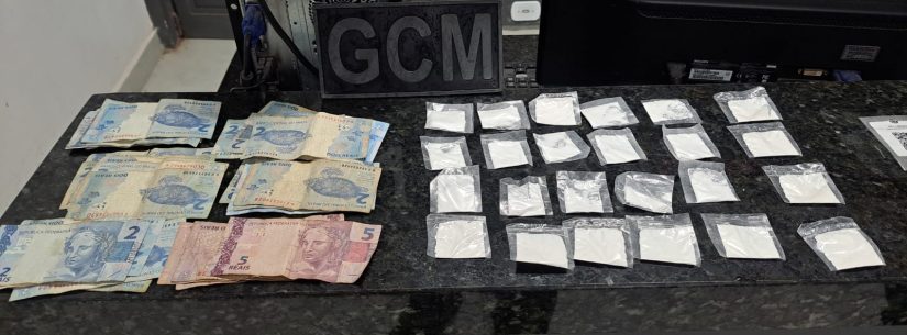 Homem é preso com porções de cocaína após tentar fugir da Guarda Civil de Caraguatatuba Homem é preso com porções de cocaína após tentar fugir da Guarda Civil de Caraguatatuba