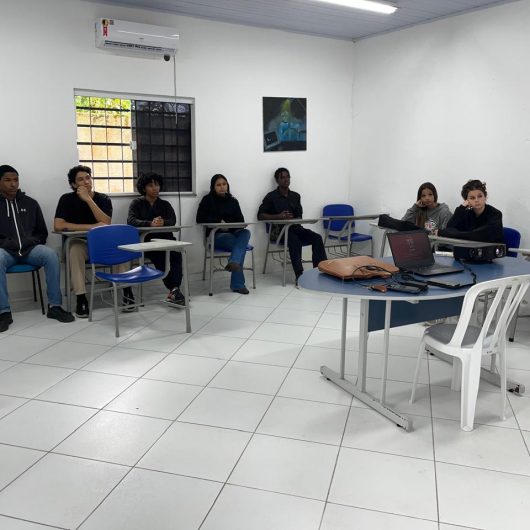 Jovens atendidos pelo CRAS de Caraguatatuba participam de encontro sobre programas de acesso ao mercado de trabalho Jovens atendidos pelo CRAS de Caraguatatuba participam de encontro sobre programas de acesso ao mercado de trabalho